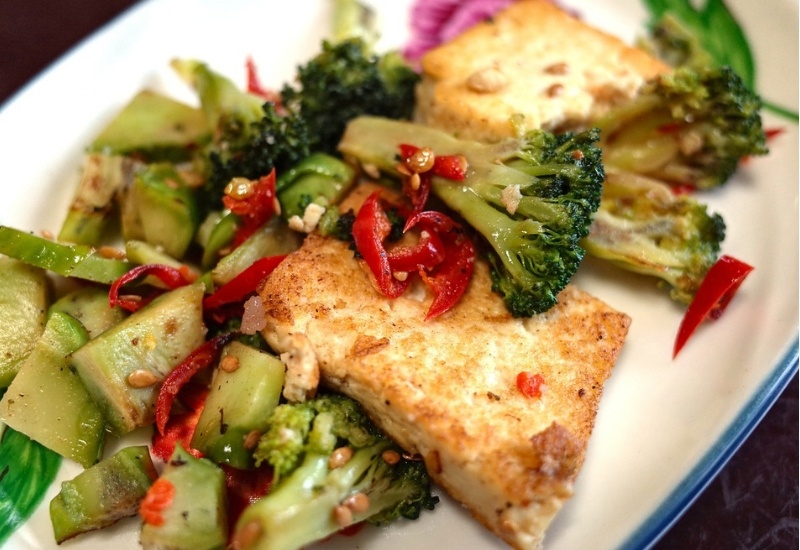 Tofu and steamed vegetables