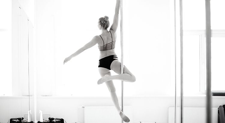 Beginner pole moves for new pole dancers