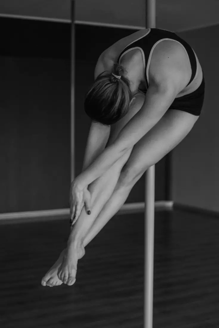 Pole dance photo shoot - pole crunch